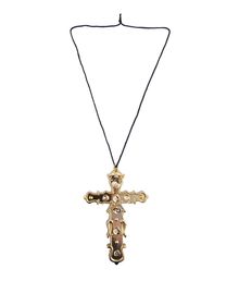 Halsband med guldkors.