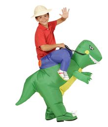 Oppusteligt onesize kostume med rytter på dinosaur