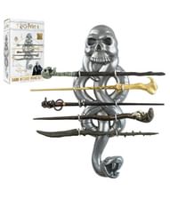 Display med Dødsgardist symbolet med 5 tryllestave.