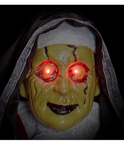Hængende uhyggelig Nonne med blinkende røde øjne.
