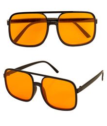 Svarta glasögon med orange linser.