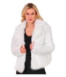 Vit pälsjacka i fuskpäls