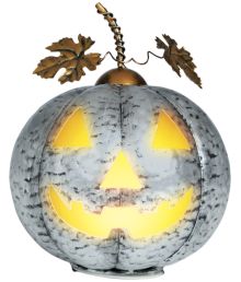 Pumpa i silverfärgad metall med ljus